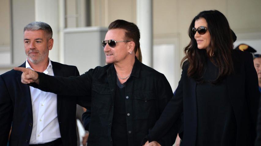 ... U2-Sänger Bono mit seiner Ehefrau Alison Hewson...
