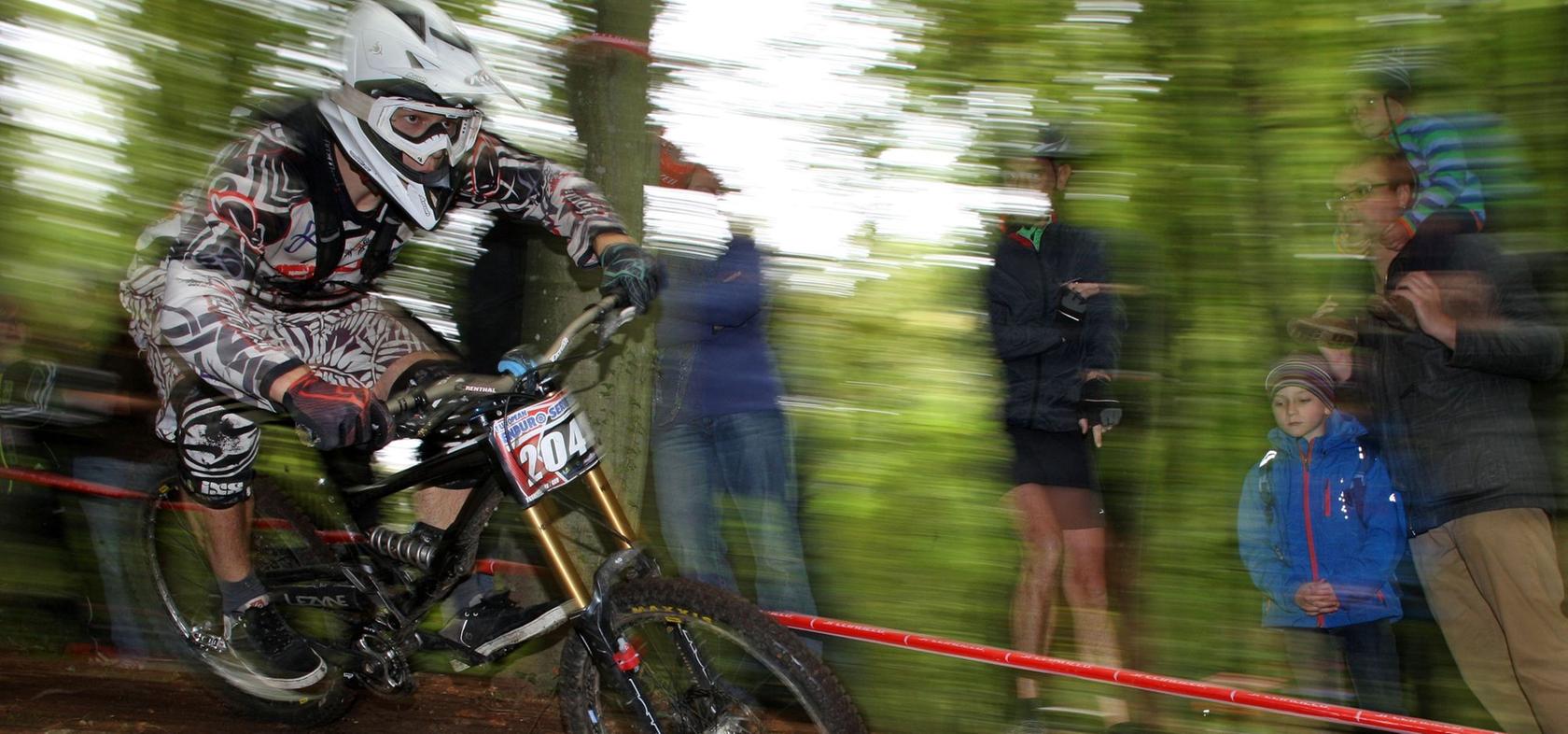 Enduro-Biker heizten durch Treuchtlingens Wälder Enduro-Biker heizten durch Treuchtlingens Wälder