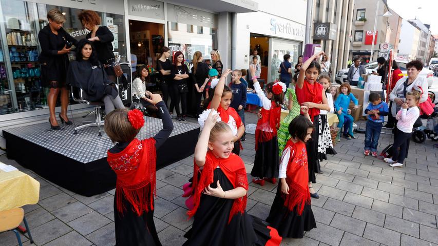 Friseurladen und Flamenco-Gruppe sammelten 2500 Euro zugunsten des Kindergartens Maria am Hauch.