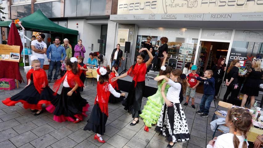 ...wunderbar die Flamenco-Show einer jungen Tänzerinnengruppe beobachten.
