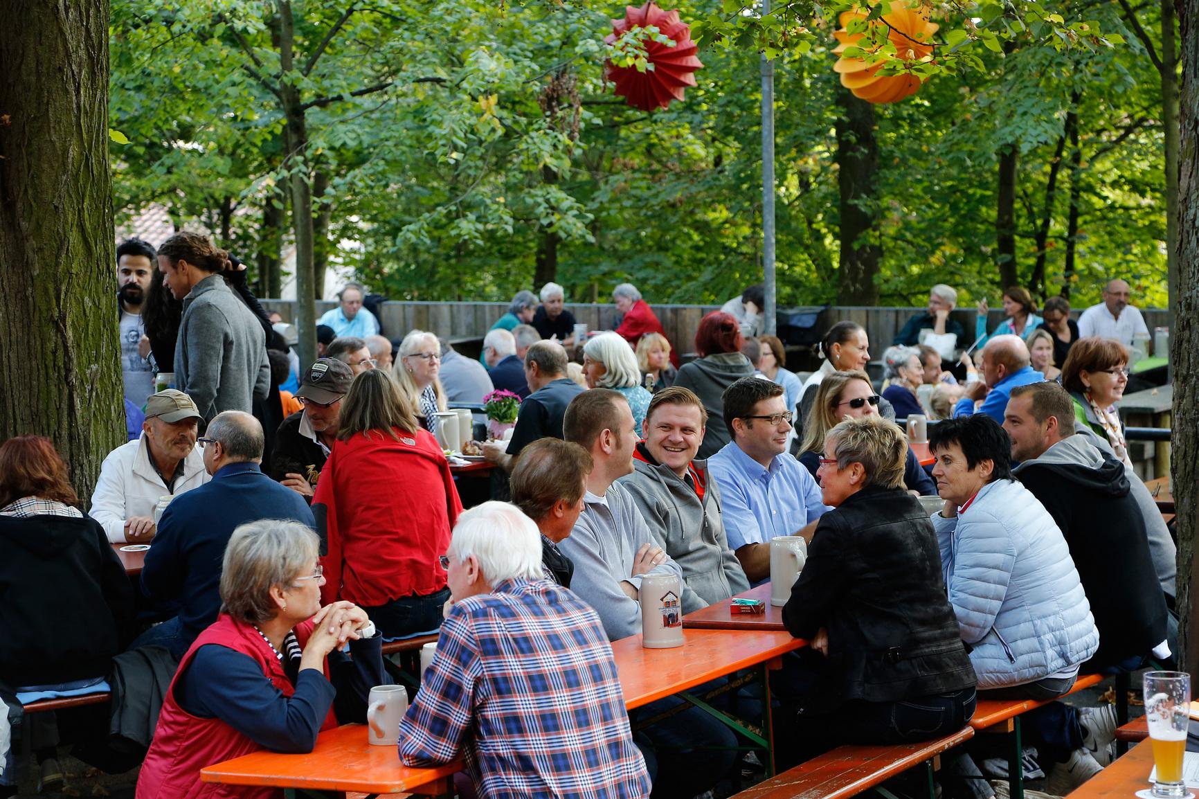 Der Entla's Keller auf dem Erlanger Berg ist nicht nur während der Bergkirchweih ein beliebtes Ausflugsziel. - Unzählige Holzbänke und -tische bieten jede Menge Platz. - Aufgetischt wird herzhaft-fränkisches Essen. - Der Gast darf sich seine Brotzeit aber auch selbst mitbringen. - Das Bier gibt's natürlich aus dem Steinkrug.