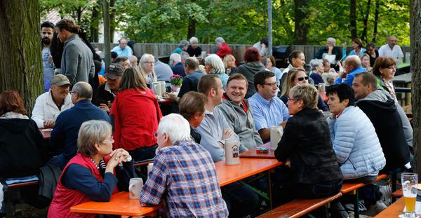 Der Entla's Keller auf dem Erlanger Berg ist nicht nur während der Bergkirchweih ein beliebtes Ausflugsziel. - Unzählige Holzbänke und -tische bieten jede Menge Platz. - Aufgetischt wird herzhaft-fränkisches Essen. - Der Gast darf sich seine Brotzeit aber auch selbst mitbringen. - Das Bier gibt's natürlich aus dem Steinkrug.
