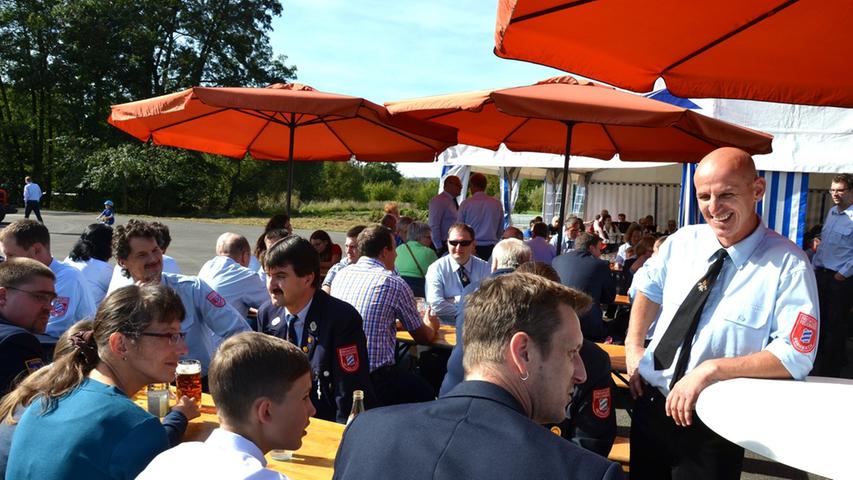 In Pretzfeld wurde am Sonntag gefeiert. Die Feuerwehr lud in den Ortsteil Wannbach zum Gemeinde-Feuerwehrtag samt Fahrzeugschau ein. Rainer Ziegler (rechts am Tisch stehend), Vorstand der FFW Wannbach, freut sich über den regen Besuch.