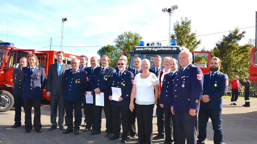 Die für 25 und 40 Jahre aktiven Feuerwehrdienst geehrten Kameraden mit Bürgermeisterin Rose Stark, Landrat Hermann Ulm (3. von links) und Kreisbrandinspektor Georg Henkel (2. von rechts).