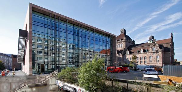 Pro Spielzeit verzeichnet das Staatstheater Nürnberg 275.525 Besucherinnen und Besucher. Pro Kopf fallen 167,96 Euro an. Dazu gibt es einen Zuschuss von 139,14 Euro.