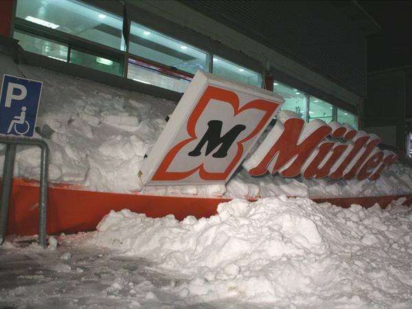 In Haag in Oberbayern hat das Vordach eines Supermarktes unter den Schneemassen nachgegeben. Ähnliches passierte am Wochenende in Hof. Verletzt wurde in beiden Fällen niemand. In Haag in Oberbayern hat das Vordach eines Supermarktes unter den Schneemassen nachgegeben. Ähnliches passierte am Wochenende in Hof. Verletzt wurde in beiden Fällen niemand.