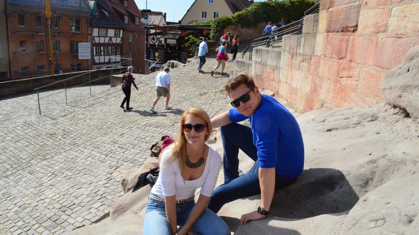 Veronika (24) aus der Slowakei und ihr Freund Jiri (25) aus Tschechien studieren in Chemnitz und wollen von Nürnberg aus nach Spanien in den Urlaub fliegen. Vorher verbringen sie einen Tag hier, besichtigen die Stadt und genießen die Sonne unterhalb der Burg.