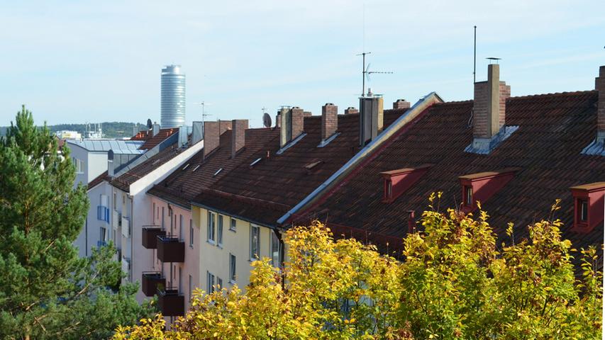 Der herbstliche Blick über die Dächer Nürnbergs auf den Business Tower im Osten der Stadt.