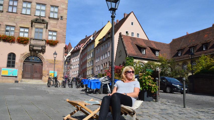 Heidi Sill (48) aus Hamburg ist auf Familienbesuch in Nürnberg und genoss vor dem Stadtmuseum Fembohaus die Sonne.