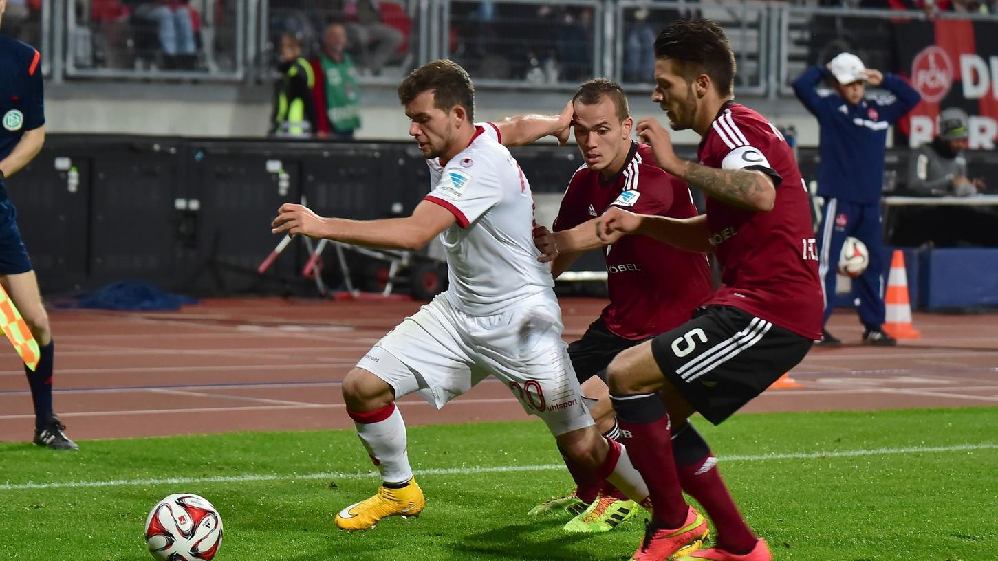 Ein Bild aus fast vergessenen Fußball-Tagen: Jürgen Mössmer und Manuel Bihr spielen schon lange nicht mehr für den Club. Kevin Stöger (hier noch im Lauterer Trikot) spielt am Samstag gegen den Club.