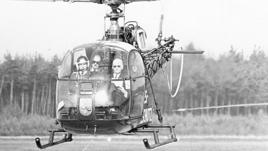 Der Hubschrauber mit dem Bundespräsidenten – Dr. Lübke hat noch seine Sonnenbrille auf – geht auf das Flugfeld nieder. Hier gehts zum Artikel: Für 21 Minuten ein Nürnberger