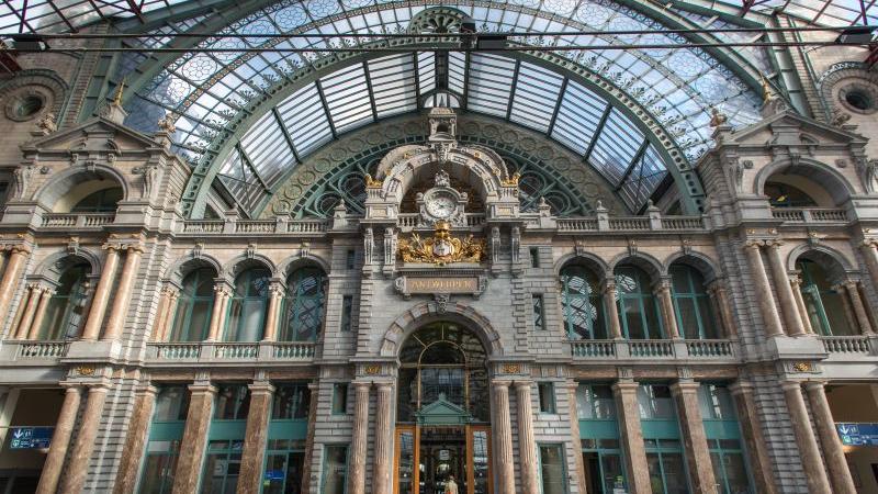 Der Bahnhof Antwerpen-Centraal wurde 1905 erbaut und von dem Architekten Louis de la Censerie geplant.