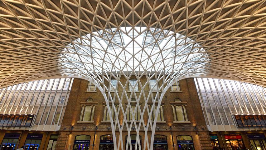 Die King’s Cross Railway Station in London hingegen verzaubert Reisende nicht nur durch das aus den Harry Potter Geschichten bekannte, fiktive Gleis 9 ¾, sondern seit 2012 vor allem durch ein 20 Meter hohes Stahldach, das sich in Rauten und Dreiecken über dem viktorianischen Bahnhofsgebäude ausbreitet.