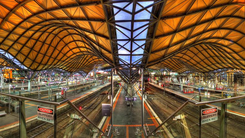Die Southern Cross Railway Station in Melbourne wurde 1859 erbaut und ab 1960 grundlegend saniert. Das Empfangsgebäude fällt durch sein wellenförmiges Dach auf, das über den Gleisen zu schweben scheint.