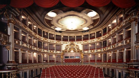 Leere Stuhlreihen: So wird es im Erlanger Markgrafentheater noch fast bis Monatsende aussehen, bevor man wieder den Vorhang öffnet. Leere Stuhlreihen: So wird es im Erlanger Markgrafentheater noch fast bis Monatsende aussehen, bevor man wieder den Vorhang öffnet.
