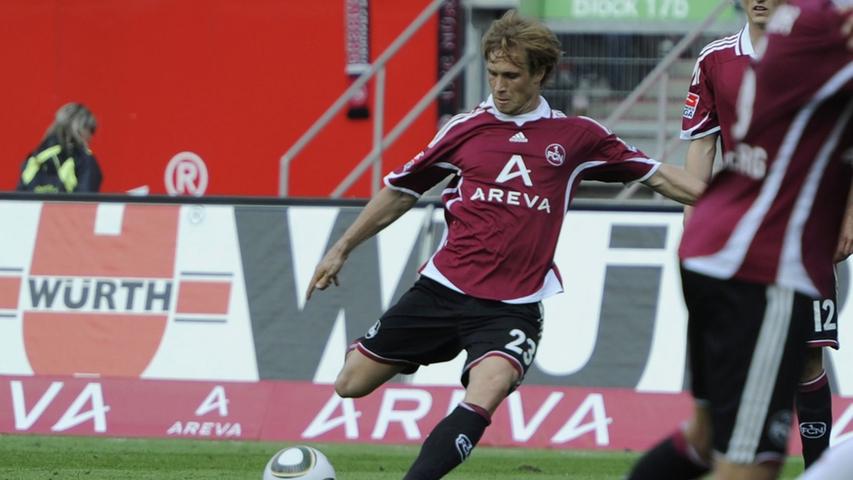 Gemeinsam mit Breno wurde auch Andreas Ottl vom FCB nach Nürnberg verliehen und nur in einem der folgenden 17 Spiele ausgewechselt. In den restlichen Partien war der Mittelfeld-Stratege über die kompletten 90 Minuten eine wichtige Stütze der Club-Defensive, die - auch durch den Blondschopf gefestigt - noch den Abstieg aus der Bundesliga verhindern sollte. Losgeeist und zum erst 1987 von den Bayern überholten Rekordmeister gelotst hatte Breno und Ottl übrigens? Dieter Hecking! Gemeinsam mit Breno wurde auch Andreas Ottl vom FCB nach Nürnberg verliehen und nur in einem der folgenden 17 Spiele ausgewechselt. In den restlichen Partien war der Mittelfeld-Stratege über die kompletten 90 Minuten eine wichtige Stütze der Club-Defensive, die - auch durch den Blondschopf gefestigt - noch den Abstieg aus der Bundesliga verhindern sollte. Losgeeist und zum erst 1987 von den Bayern überholten Rekordmeister gelotst hatte Breno und Ottl übrigens? Dieter Hecking!