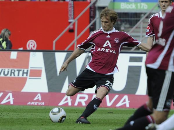 Abschluss-Spieltag 2009/10: In der Woche vor der Heimpartie gegen Köln waren die Nürnberger Abstiege 1994 und 1999 allgegenwärtig. Letztlich rettete die Hecking-Elf den Relegationsplatz. Andreas Ottl bewerkstelligte durch seinen Freistoßhammer spät den 1:0-Erfolg auf eigenem Platz.