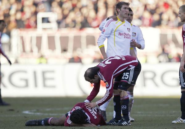 Am 25. Spieltag 2010/11 gastierte die bis dato ungeschlagene Werkself in Nürnberg. Bayer ließ zwar die Punkte in Franken, nahm dem Club durch Stefan Reinartz aber Breno, der aus der FCN-Defensive längst nicht mehr wegzudenken war.
