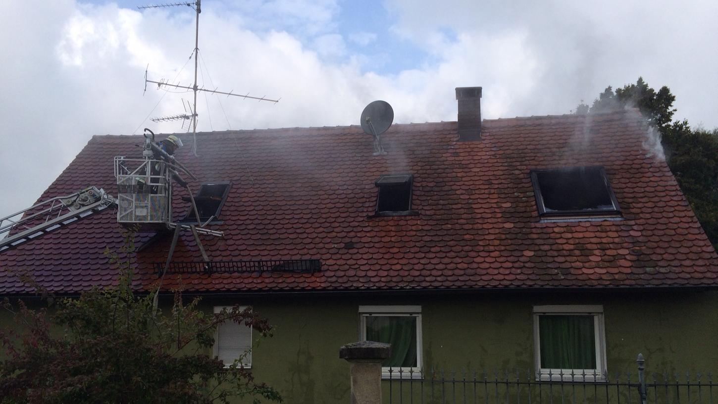 Dachstuhl eines Wohnhauses fängt in Höttingen Feuer