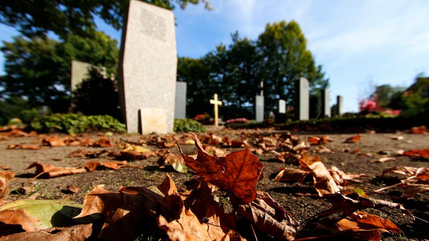 Melancholische Stimmung kommt bei einem Herbstspaziergang über den Friedhof in Kraftshof auf.