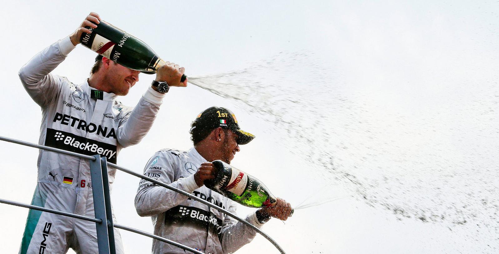 Lewis Hamilton (rechts) und Nico Rosberg - hier noch beim gemeinsamen Feiern - kämpfen in Suzuka um die WM-Spitze der Formel 1.