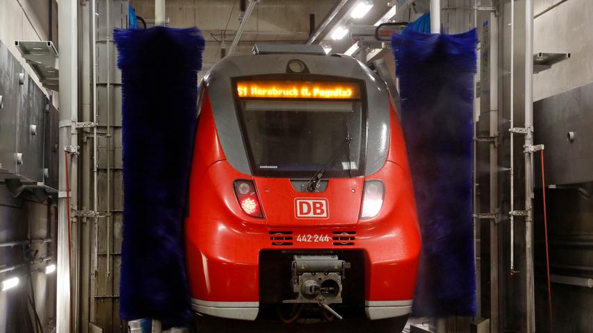 Auf 89 Metern bewegen sich die blauen Bürsten in der Waschanlage am Zug entlang, seifen ihn ein und spülen ihn ab.