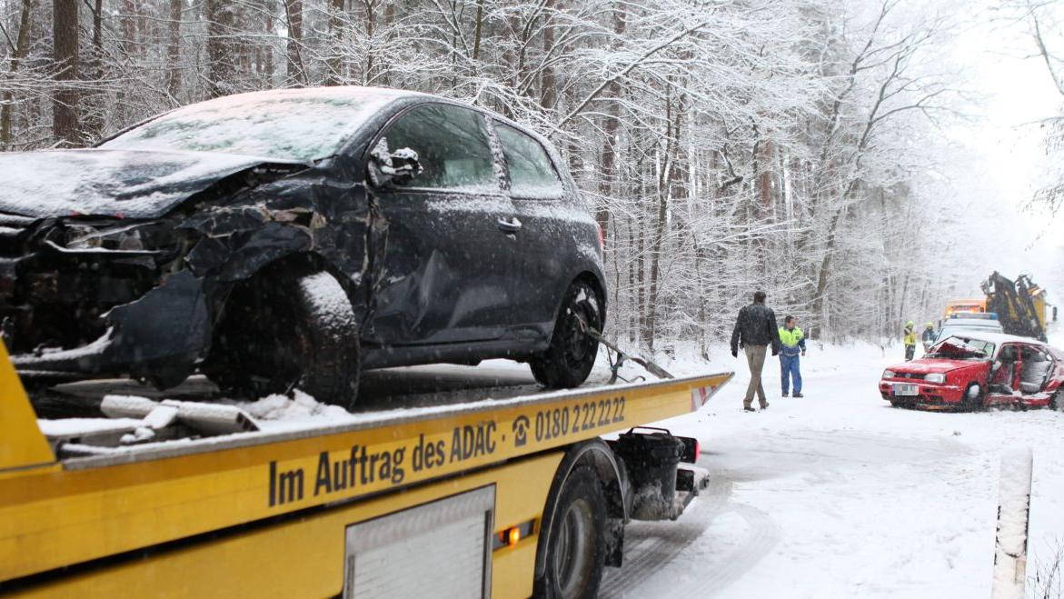Bei dem Unfall wurde eine Frau schwer verletzt. Bei dem Unfall wurde eine Frau schwer verletzt.