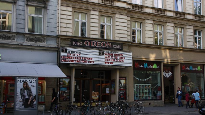 Im Bamberger Kino Odeon in der Luitpoldstraße steigt die Party des Football-Landesligisten Bamberg Phantoms. Bei amerikanischen Spezialitäten, Popcorn, Super-Bowl-Kuchen und der Cocktail-Bar können Sportinteressierte das Finale verfolgen. Einlass ist ab 21 Uhr, ein Ticket kostet 8 Euro und  reserviert werden kann hier.