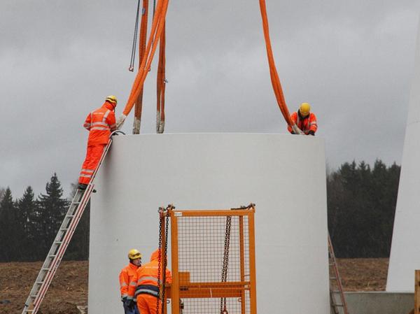 Der Bau von Türmen für Windkraftanlagen ist eine Spezialität der Firmengruppe Max Bögl.