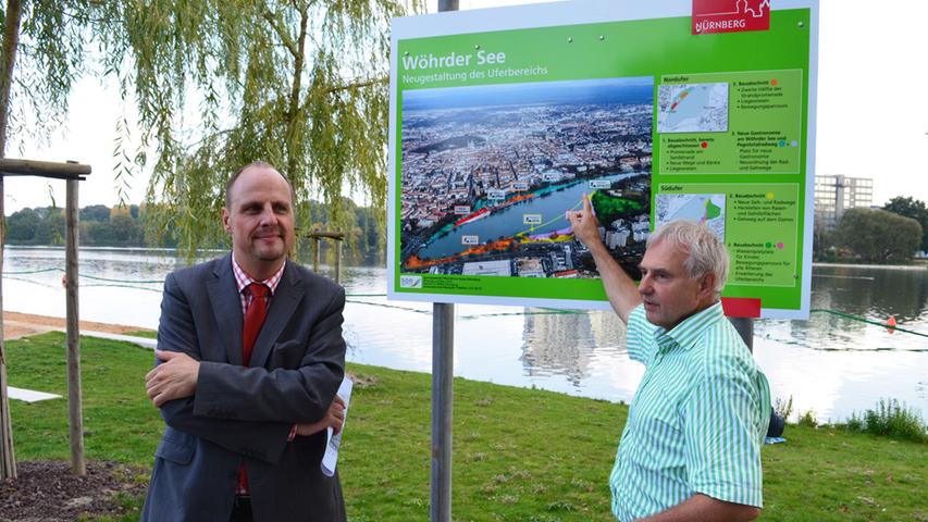 Bürgermeister und erster Sör-Werksleiter Christian Vogel (links) und Umweltreferent Peter Pluschke stellen neue Informationstafeln über die Uferneugestaltung des Wöhrder Sees vor.