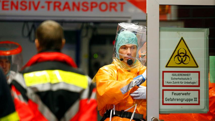 In der Nacht zum 3. Oktober landet ein Flugzeug mit einem Ebola-Patient an Bord in Frankfurt. Unter strengsten Sicherheitsvorkehrungen wird der Mann aus Sierre Leone in die Frankfurter Uniklinik gebracht.