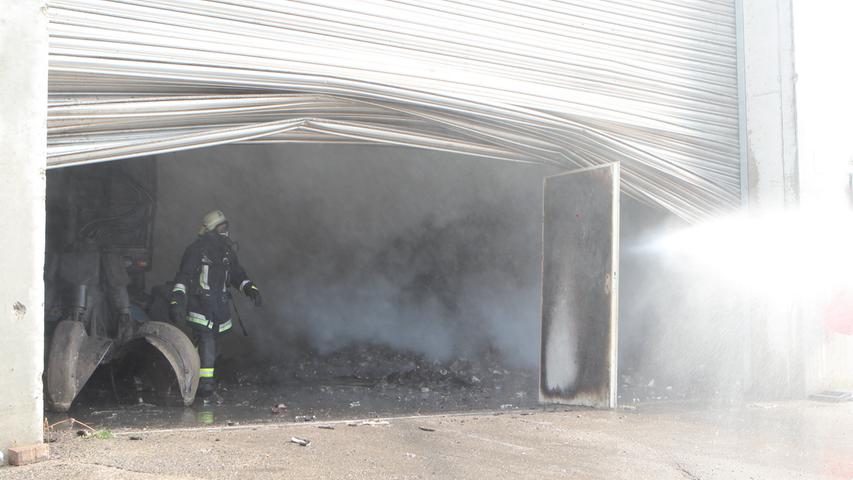 Dicker Rauch kam aus der Lagerhalle einer Mülldeponie in Cronheim.