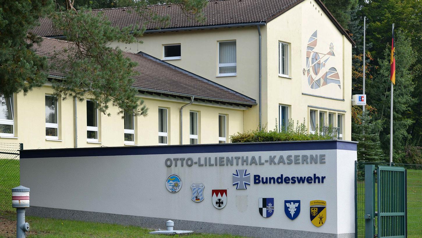 In fünf Mannschaftsgebäuden der Bundeswehr-Kaserne in Roth sollen bis zu 550 Flüchtlinge untergebracht werden. Die ersten 150 Personen ziehen bereits am Montag ein.