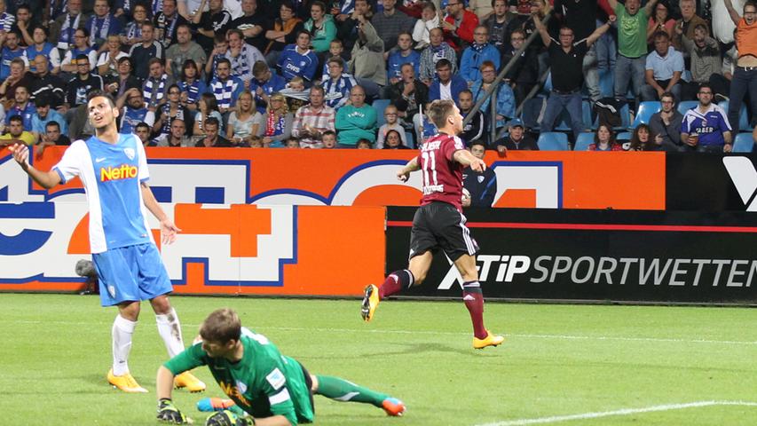 Sylvestr feiert seinen Treffer in der Kurve bei den mitgereisten Nürnberger Fans.