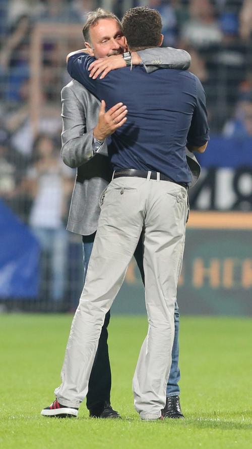 Nach dem Spiel umarmen sich Kult-Trainer Peter Neururer und Ismael freundschaftlich.