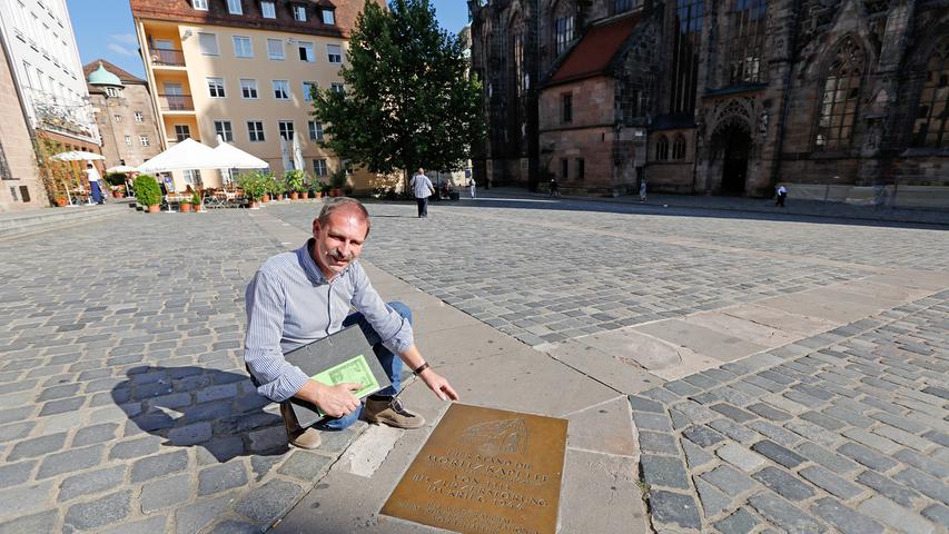 Nur eine schlichte Metallplatte erinnert heute an den Ort, an dem bis zum 3. Oktober 1944 die Moritzkapelle stand. "Ihr Wiederaufbau bleibt künftigen Generationen vorbehalten", heißt es dort nur. "Schön wäre ein Wiederaufbau aus unserer Sicht schon, denn damit wäre der Platz wieder geschlossen, es ist eine Lücke im Stadtbild", meint Michael Taschner von den Altstadtfreunden. Doch er sieht derzeit keine realistische Chance dafür. "Die Bürger sind emotional mit der Kapelle bei weitem nicht so verbunden gewesen wie mit den großen Kirchen, die Kapelle war ja schon lange profanisiert."