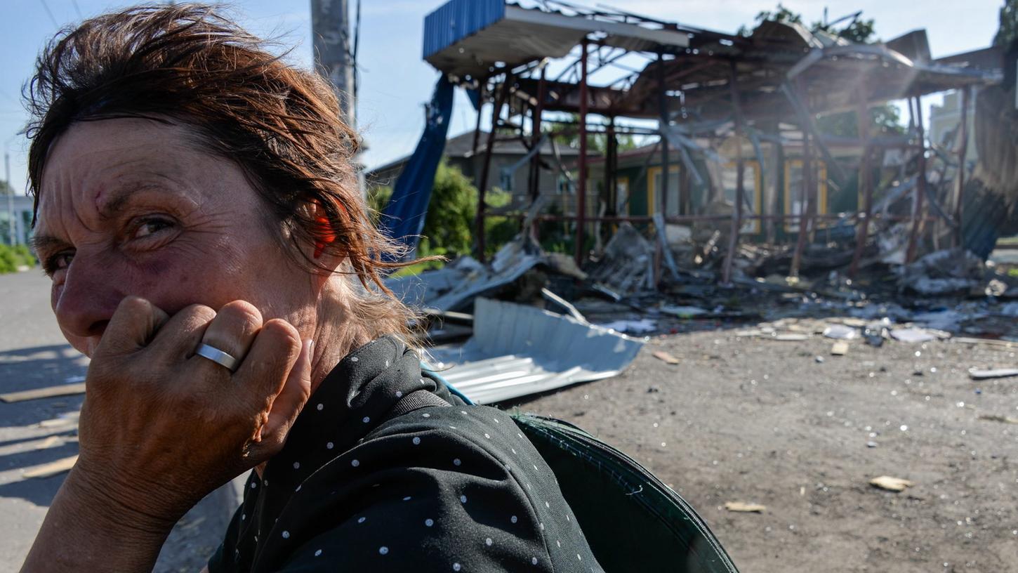 Tausende Menschen aus der Ostukraine sind auf der Flucht, weil ihre Häuser wie hier in Slavinsk  von den Kriegsparteien zerstört wurden.