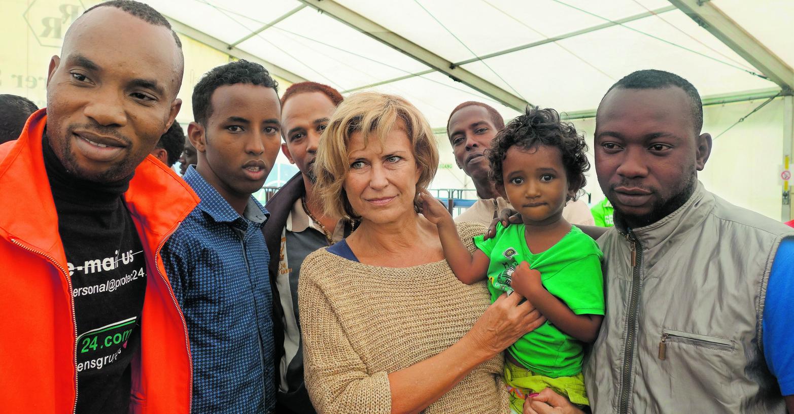 Dagma Wöhrl bei einem Besuch in einem Nürnberger Flüchtlingszelt.
