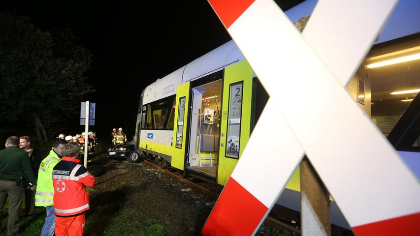 Pkw von Zug erfasst und mitgeschleift: Zwei Verletzte
