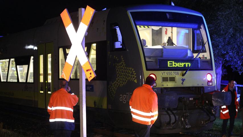 Pkw von Zug erfasst und mitgeschleift: Zwei Verletzte
