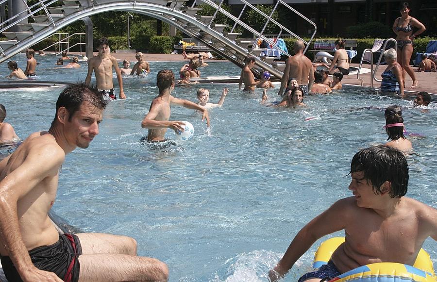 Das Freibad in Hilpoltstein bietet seinen Gästen unter anderem ein 50-Meter-Schwimmbecken, eine 42-Meter-Riesenrutsche, ein Kinderplanschbecken und ein Beachvolleyballfeld. Öffnungszeiten und Corona-Einschränkungen finden sich auf der Homepage.