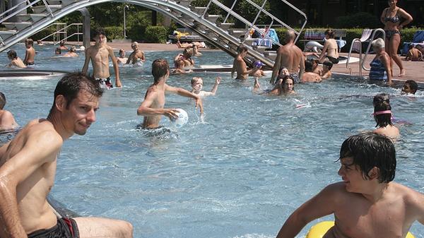 Das Freibad in Hilpoltstein bietet seinen Gästen unter anderem ein 50-Meter-Schwimmbecken, eine 42-Meter-Riesenrutsche, ein Kinderplanschbecken und ein Beachvolleyballfeld. Öffnungszeiten und Corona-Einschränkungen finden sich auf der Homepage.