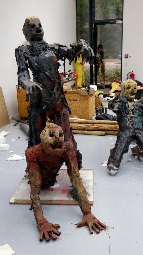 Was mit den Zombies am Ende der Ausstellung passiert? Nicht erworbene Ausstellungsstücke wandern zurück in ihre Gräber.