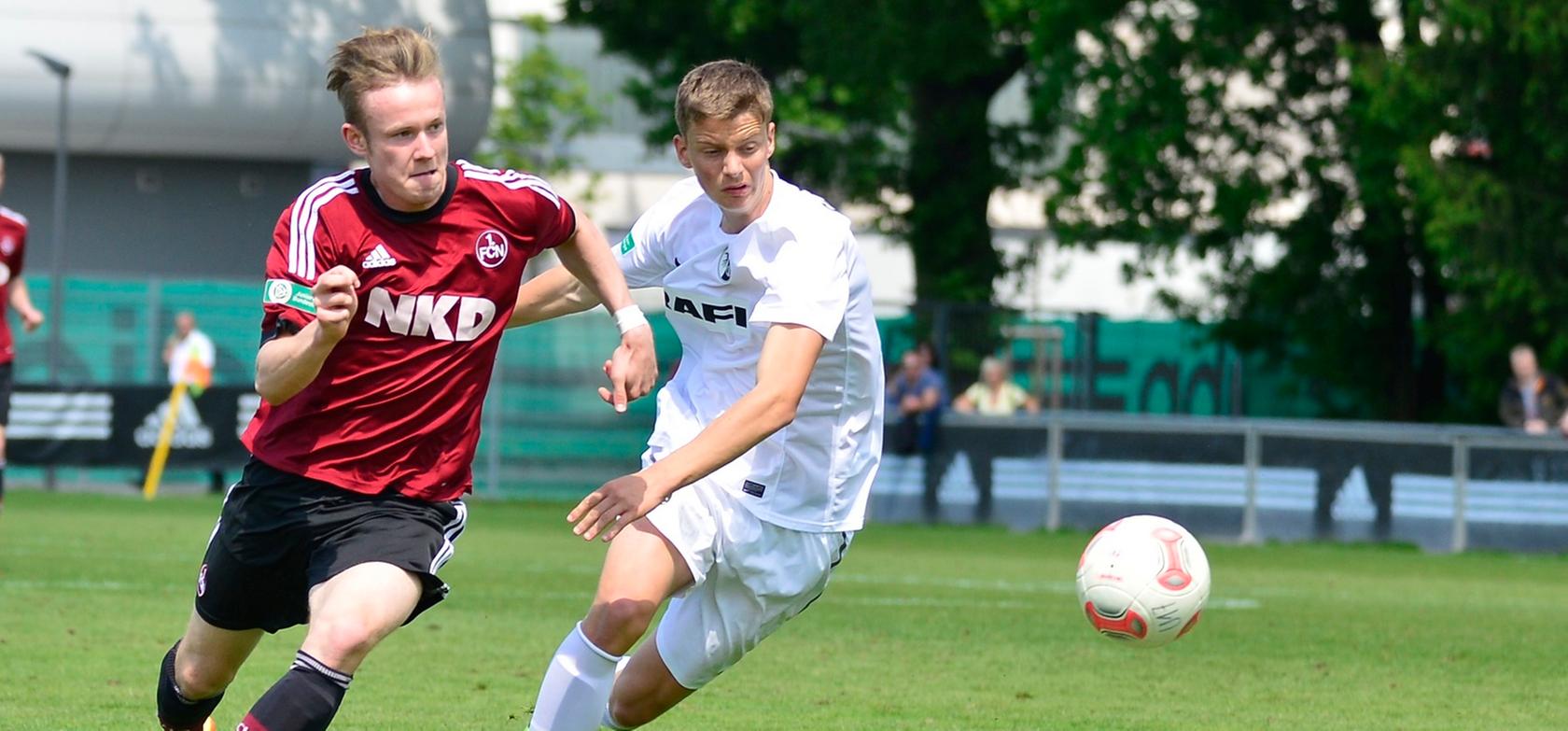 Aufstrebendes Talent: Cedric Teuchert (links) trainiert derzeit bei den Profis mit und könnte gegen Slavia zum Einsatz kommen.