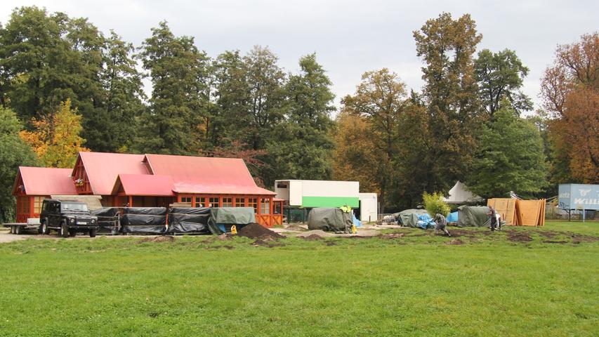 Die Biergartensaison ist allerdings vorbei: Die Wiesn auf der Wöhrder Wiese wird abgebaut.