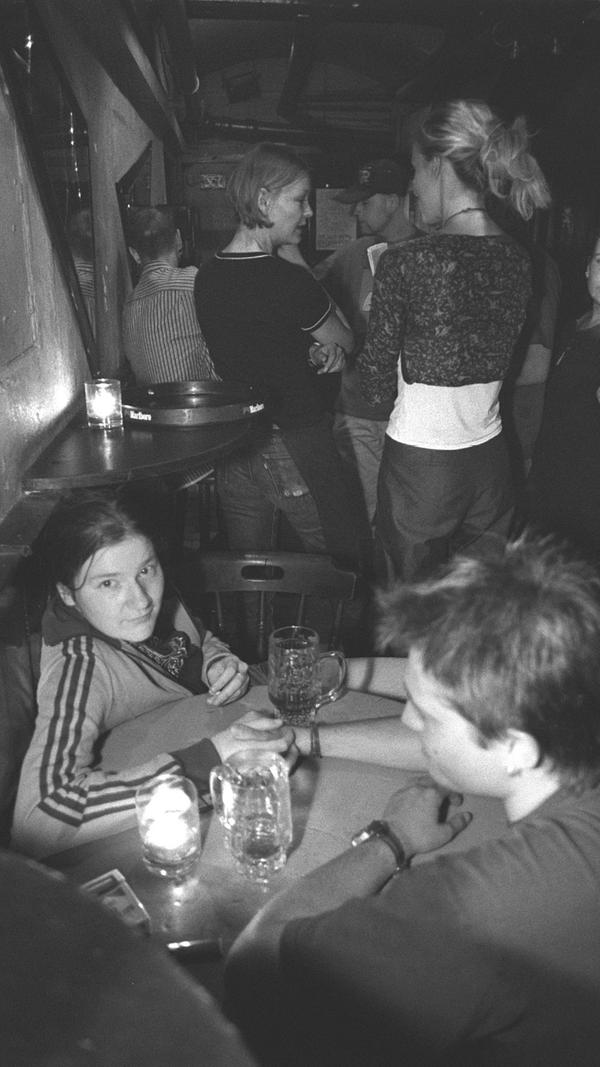 1975 gab es für diejenigen, die in der Umgebung oder in den Vororten von Nürnberg aufgewachsen sind, wenig zum Weggehen. In der Stadt, wo es etwas gab, kam man nicht hin, weil der ÖPNV von den Zeiten her dafür nicht ausgelegt war oder aber er existierte überhaupt nicht.