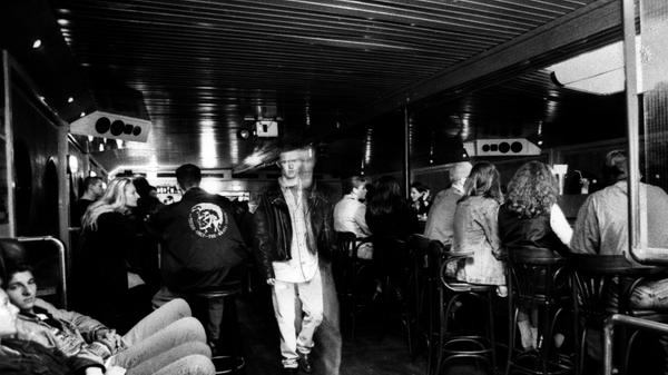 Später dann, im 21. Jahrhundert, wurde das „Grün“ zu unserer Stammkneipe. Die Bar befand sich in der Bergstraße, dort, wo einmal der „Dampfnudel-Bäck“ zu Hause war.