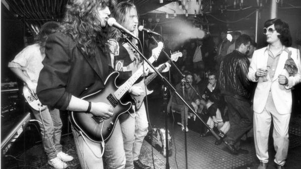 "Open Ocean" hieß eine Veranstaltungsreihe im "Boot". Und kein geringerer, als der heute berühmte "Bembers", moderierte sie. Damals nannte er sich Mister "H. Gully" und trug weiße Anzüge (rechts im Bild).