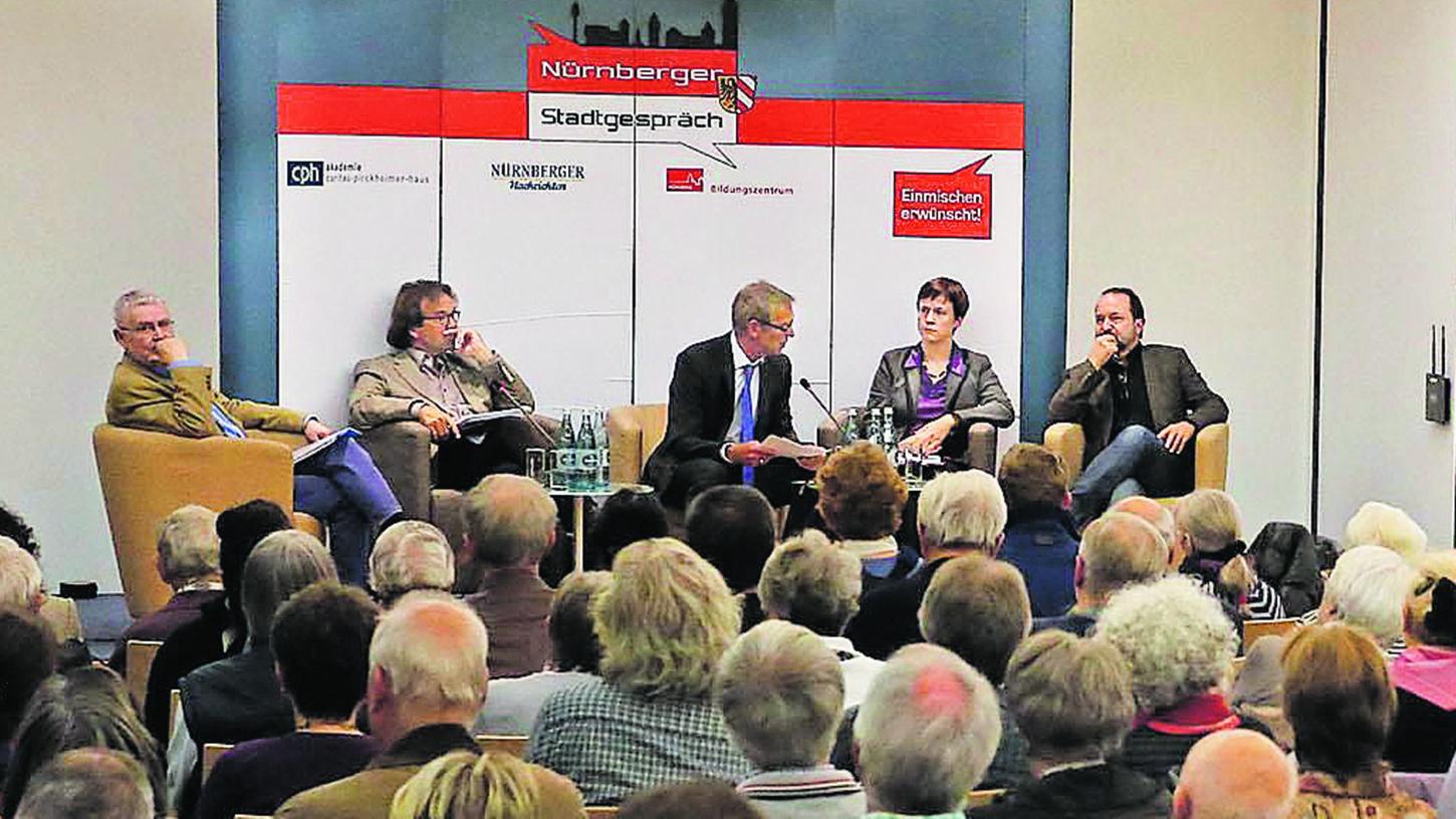 Volles Haus: Professor Diether Götz, Norbert Schürgers, Professor Julia Obertreis und Georg Escher (von links) diskutierten mit Moderator Wolfgang Eckart (Mitte).