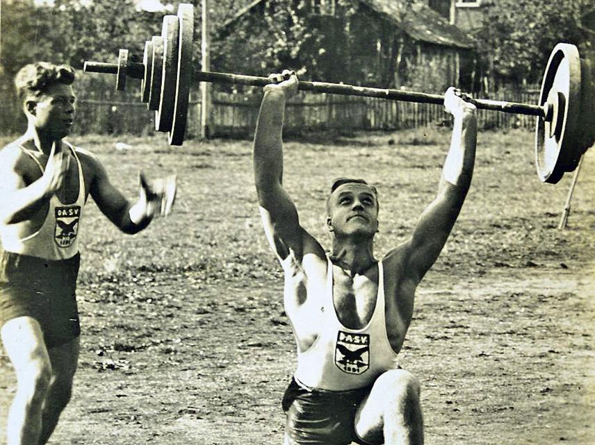 Auf die Frage nach den Namen der zwei Gewichtheber, die auf diesem Foto auf dem Platz vor der damaligen Turnhalle zu sehen sind, sowie nach der Geschichte des Vereins DASV 1894 antwortete unsere Leserin Helga Pfahler. Der Mann mit den Gewichten ist Hermann Neumeyer, der Bruder des ehemaligen Bergsteigers. Er war Bäcker bei der Konditorei Stegmeier in der Bahnhofstraße. Das Bild muss vor 1936 aufgenommen worden sein, denn der DASV (Deutscher Athletik Sportverband), dessen Vereinswappen klar zu erkennen ist, wurde im Rahmen der Gleichschaltung durch die Nazionalsozialisten verboten. Der DASV stammte aus der Arbeiterbewegung. Neumeyer arbeitete später bei Krauss-Maffei. Der Ahtlet links ist Ernst Drießlein, Jahgang 1904. Dies wurde uns von dessen Sohn Ernst mitgeteilt. Aus dem Besitz der Familie Drießlein stammt auch das Foto.